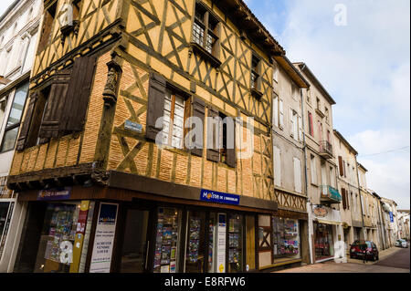 Francia, Villeneuve-sur-lotto. Città vecchia dal fiume Lot. Foto Stock