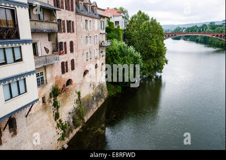 Francia, Villeneuve-sur-lotto. Città vecchia dal fiume Lot. Il fiume Lot. Foto Stock