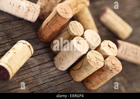 Datata bottiglia per vino tappi sullo sfondo di legno. Close up Foto Stock