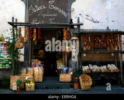 Un accattivante display locale di produrre circa un negozio porta a Sorrento, Italia Foto Stock