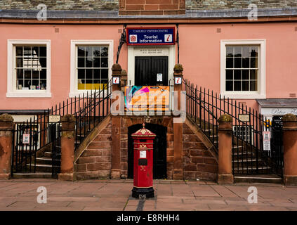 Il vecchio Municipio e tribunali al Green Market, Carlisle è ora utilizzato come centro di informazioni turistiche. Foto Stock