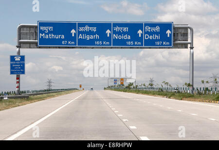 Yamuna superstrada che collega Delhi con Agra in India Foto Stock