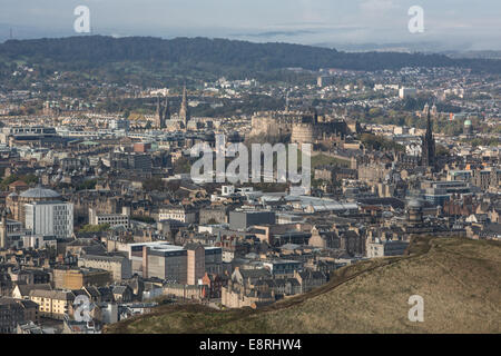 Vedute aeree di Edinburgh City, visto dalla cima del Arthur' Seat, a Edimburgo, Scozia, Regno Unito. Foto Stock