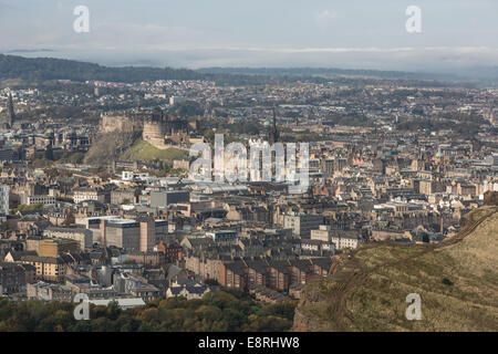 Vedute aeree di Edinburgh City, visto dalla cima del Arthur' Seat, a Edimburgo, Scozia, Regno Unito. Foto Stock