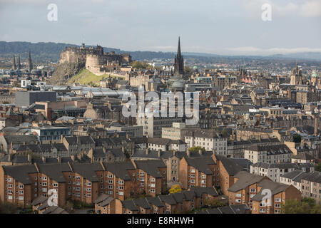 Vedute aeree di Edinburgh City, visto dalla cima del Arthur' Seat, a Edimburgo, Scozia, Regno Unito. Foto Stock