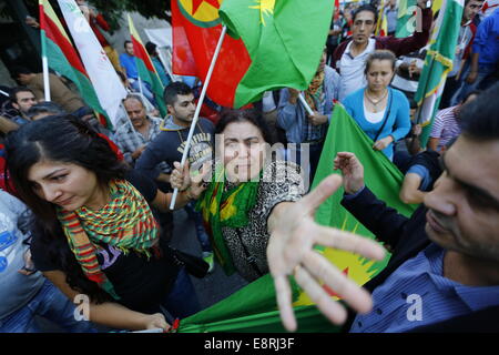 Atene, Grecia. Xiii oct, 2014. Una femmina protester urla la sua rabbia e dolore circa l'inazione dell'esercito turco contro lo Stato islamico in Kobane. Curdi che vivono in Grecia hanno protestato contro gli attacchi di uno Stato islamico (SI) sulla città di Kobane in Siria. La loro rabbia è stata prevalentemente orientata verso l'inattività dell'esercito turco in aiuto della città assediata. Credito: Michael Debets/Pacific Press/Alamy Live News Foto Stock