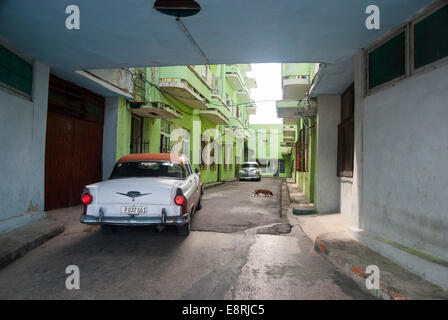 Un vecchio Ford Fairlane al vicolo entrata a un palazzo di appartamenti nel centro di Avana Cuba Foto Stock