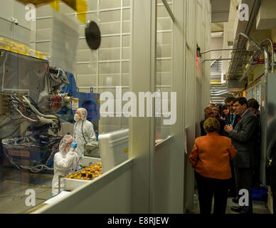 Amministratore della NASA Charles Bolden, Direttore del Centro Chris Scolese e Maryland Senatore Barbara Mikulski ricevere una informazione da un Foto Stock