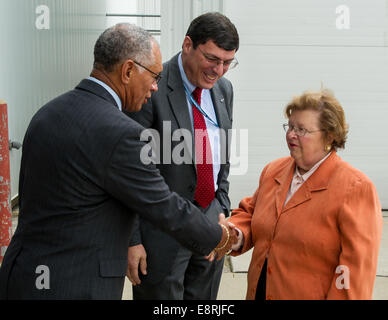 Ottobre 22, 2013 -- Amministratore della NASA Charles Bolden e direttore del Centro Chris Scolese benvenuti Maryland Senatore Barbara Mikulski t Foto Stock