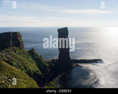 Due alpinisti sulla parte superiore del vecchio uomo Hoy, backlighted, Orkney Islands, Scozia. (Grandi dimensioni formato disponibile) Foto Stock