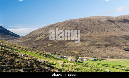 Insediamento nella baia di Rackwick e le colline di Hoy island, Orkney Islands, Scozia. (Grandi dimensioni formato disponibile) Foto Stock