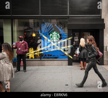 Uno Starbucks Cafe sulla Fifth Avenue a New York sports un vetro rotto Foto Stock