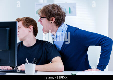 I dipendenti ambiente insalubre con stres e sostenendo Foto Stock