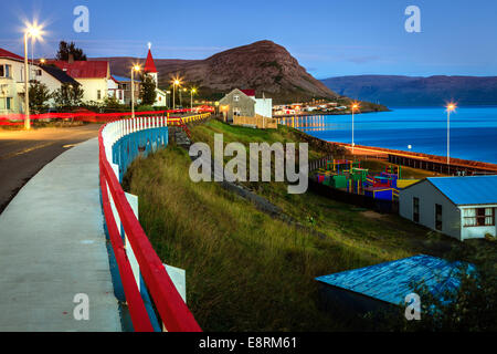 Città di pescatori di Patreksfjordur in Islanda di notte Foto Stock