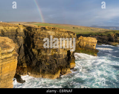 Le scogliere di Yesnaby nelle Orkney, durante le tempeste e il tramonto, Orkney Islands, Scozia. Foto Stock
