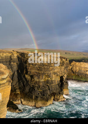 Le scogliere di Yesnaby nelle Orkney, durante le tempeste e il tramonto, Orkney Islands, Scozia. Foto Stock