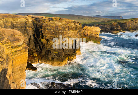 Le scogliere di Yesnaby nelle Orkney, durante le tempeste e il tramonto, Orkney Islands, Scozia. Foto Stock