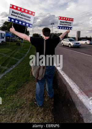 Lexington, Kentucky, Stati Uniti d'America. Xiii oct, 2014. WARREN TAYLOR detiene un segno per il candidato libertario David Patterson, che non è stato consentito di partecipare al solo Kentucky discussione al Senato stasera tra il repubblicano Mitch McConnell e democratici Alison Lundergan Grimes. Credito: Brian Cahn/ZUMA filo/Alamy Live News Foto Stock