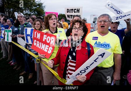 Lexington, Kentucky, Stati Uniti d'America. Xiii oct, 2014. Popolo dimostrano al di fuori di KET, Kentucky Educational TV dove il solo Kentucky discussione al Senato si svolge questa sera tra il repubblicano Mitch McConnell e democratici Alison Lundergan Grimes. Credito: Brian Cahn/ZUMA filo/Alamy Live News Foto Stock