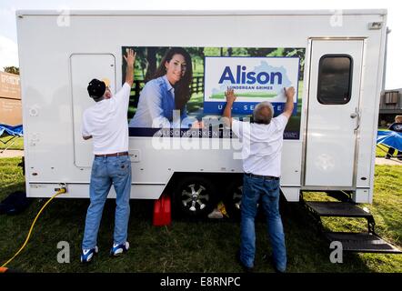 Lexington, Kentucky, Stati Uniti d'America. Xiii oct, 2014. Popolo dimostrano al di fuori di KET, Kentucky Educational TV dove il solo Kentucky discussione al Senato si svolge questa sera tra il repubblicano Mitch McConnell e democratici Alison Lundergan Grimes. Credito: Brian Cahn/ZUMA filo/Alamy Live News Foto Stock