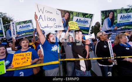 Lexington, Kentucky, Stati Uniti d'America. Xiii oct, 2014. Popolo dimostrano al di fuori di KET, Kentucky Educational TV dove il solo Kentucky discussione al Senato si svolge questa sera tra il repubblicano Mitch McConnell e democratici Alison Lundergan Grimes. Credito: Brian Cahn/ZUMA filo/Alamy Live News Foto Stock