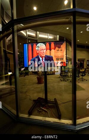 Lexington, Kentucky, Stati Uniti d'America. Xiii oct, 2014. MITCH MCCONNELL è visibile su un monitor nella lobby del KET, Kentucky televisione educativa, dove la campagna di stagione solo Kentucky discussione al Senato si sta svolgendo questa sera tra il repubblicano Mitch McConnell e democratici Alison Lundergan Grimes. Credito: Brian Cahn/ZUMA filo/Alamy Live News Foto Stock