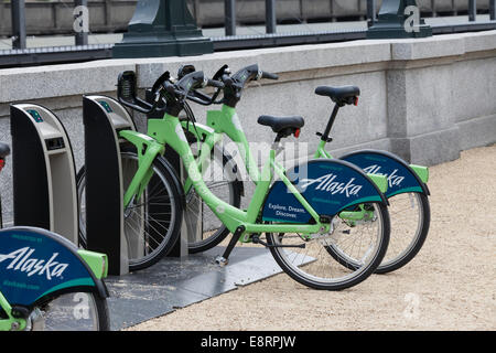 Seattle, Washington, Stati Uniti d'America. Xiii oct, 2014. Seattle lancia la prima bicicletta sistema di condivisione nel nord-ovest del Pacifico con ciclo Pronto Condividi su ottobre 13, 2014 - King Street Station, Pioneer Square, Seattle, King County, Washington, Stati Uniti d'America. Questa stazione di King Street Station in Pioneer Square è uno dei 50 e comprende 500 biciclette cittadine. Credito: Paolo Gordon/Alamy Live News Foto Stock