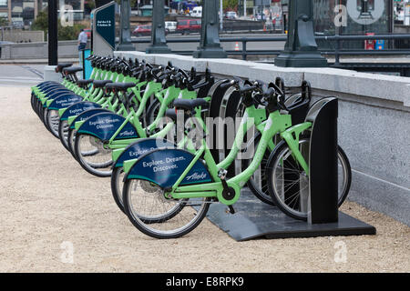 Seattle, Washington, Stati Uniti d'America. Xiii oct, 2014. Seattle lancia la prima bicicletta sistema di condivisione nel nord-ovest del Pacifico con ciclo Pronto Condividi su ottobre 13, 2014 - King Street Station, Pioneer Square, Seattle, King County, Washington, Stati Uniti d'America. Questa stazione di King Street Station in Pioneer Square è uno dei 50 e comprende 500 biciclette cittadine. Credito: Paolo Gordon/Alamy Live News Foto Stock