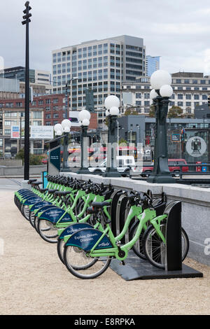 Seattle, Washington, Stati Uniti d'America. Xiii oct, 2014. Seattle lancia la prima bicicletta sistema di condivisione nel nord-ovest del Pacifico con ciclo Pronto Condividi su ottobre 13, 2014 - King Street Station, Pioneer Square, Seattle, King County, Washington, Stati Uniti d'America. Questa stazione di King Street Station in Pioneer Square è uno dei 50 e comprende 500 biciclette cittadine. Credito: Paolo Gordon/Alamy Live News Foto Stock