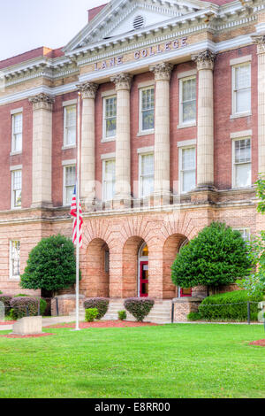 La bandiera americana vola a metà del personale di fronte a Bray Hall edificio amministrativo di Lane College a Jackson, nel Tennessee. Foto Stock