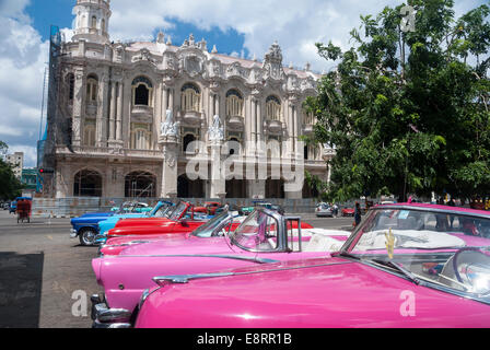 Auto d'epoca degli anni '1950 in fila per il noleggio come taxi e veicoli turistici sul Paseo del Prado, la strada principale nel centro di l'Avana Cuba Foto Stock