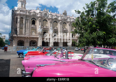 Vecchio vintage americano anni cinquanta vetture schierate per noleggio come i taxi e i veicoli per tour sul Prado nel centro di Avana Cuba Foto Stock