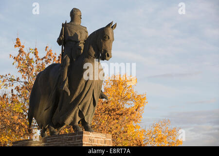 Bronze statue of Robert the Bruce King of Scots on horseback, commemorating the Battle of Bannockburn. Both man and horse are wearing full body armor. Foto Stock