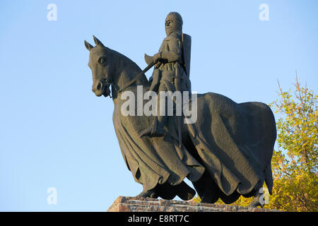 Statua di bronzo di Robert Bruce Re di Scozia a cavallo, commemorando la battaglia di Bannockburn. Sia l'uomo che il cavallo indossano un'armatura per il corpo. Foto Stock