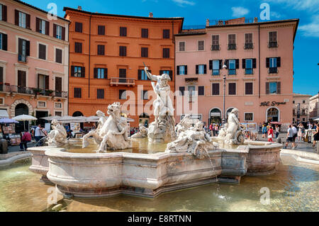 Roma, Italia - 12 Maggio 2012: per i turisti che visitano la fontana del Nettuno in Piazza Navona, Roma - Italia Foto Stock
