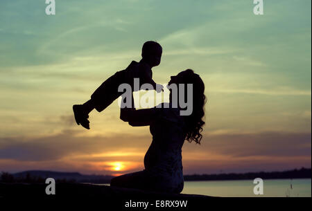 Donna incinta giocando con il suo bel bambino Foto Stock