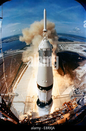 Il 16 luglio 1969, l'enorme, 363-piedi di altezza Saturn V rocket lancia su la missione Apollo 11 dal pad a Launch Complex 39, Kenne Foto Stock