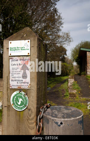 Regno Unito, Inghilterra, Devon, Meeth, Tarka Trail, North Devon biosfera e Yarde Orchard Café segni Foto Stock