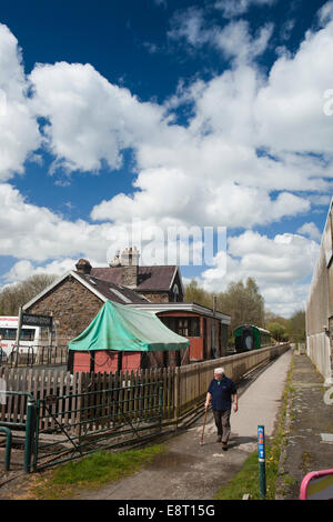 Regno Unito, Inghilterra, Devon, grande Torrington, man walking Tarka Trail passando attraverso l'ex-stazione ferroviaria Foto Stock