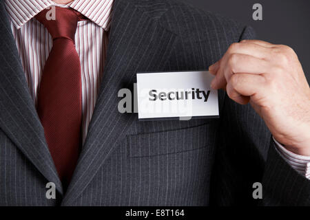 Imprenditore di fissaggio Badge di sicurezza per camicia Foto Stock