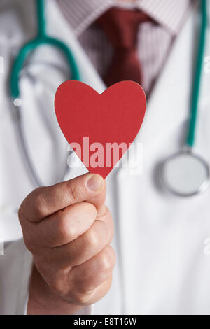 Close up medico Azienda Cuore di cartone Foto Stock