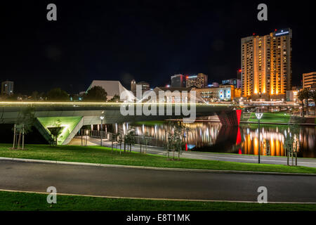 Una vista notturna del nuovo argine ponte pedonale attraversa il pittoresco Fiume Torrens centrale nel centro di Adelaide, Australia del Sud. Foto Stock