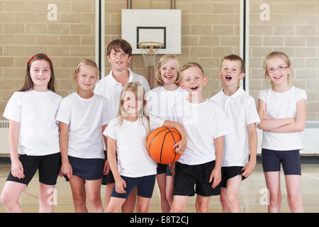 Gli alunni di scuola elementare della squadra di basket Foto Stock