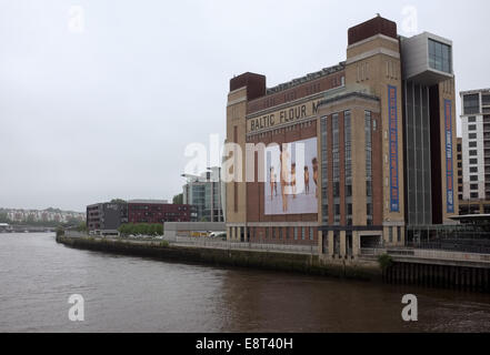 Una ristrutturazione di un vecchio mulino di farina - Mar Baltico Centro per l Arte Contemporanea, Gateshead Quays Quartiere delle Arti, dal Millennium Bridge. Foto Stock