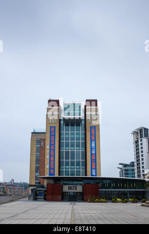 Una ristrutturazione di un mulino di farina edificio - l'ingresso del Centro Baltico Centro per l Arte Contemporanea, Gateshead Quays Arts trimestre. Foto Stock