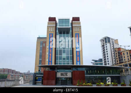 Un edificio ristrutturato - ingresso esterno del Centro Baltico Centro per l Arte Contemporanea, Gateshead Quays Arts trimestre. Foto Stock