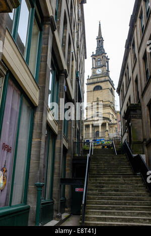 Tutti i Santi " Chiesa del Santo visto da Queen Street, Newcastle upon Tyne, Regno Unito. Un volo di passi è in primo piano Foto Stock