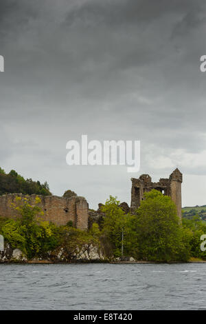 Turismo scozzese - una rovina Urquhart rovine del castello sulle rive di Loch Ness vicino a Drumnadrochit, Highland, Scozia. Foto Stock