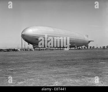 1920s tedesco dirigibile rigido Graf Zeppelin D-LZ-127 ormeggiati di essere serviti dal piccolo equipaggio 10 ottobre 1928 LAKEHURST NEW JERSEY USA Foto Stock