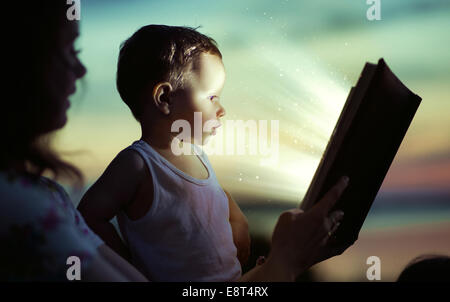 La mamma di lettura per il suo piccolo figlio Foto Stock